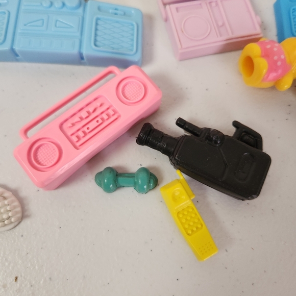 Vintage 1990s Barbie Doll House Accessories Lot Pillows Boombox Phone Dishes 90s - Picture 10 of 11